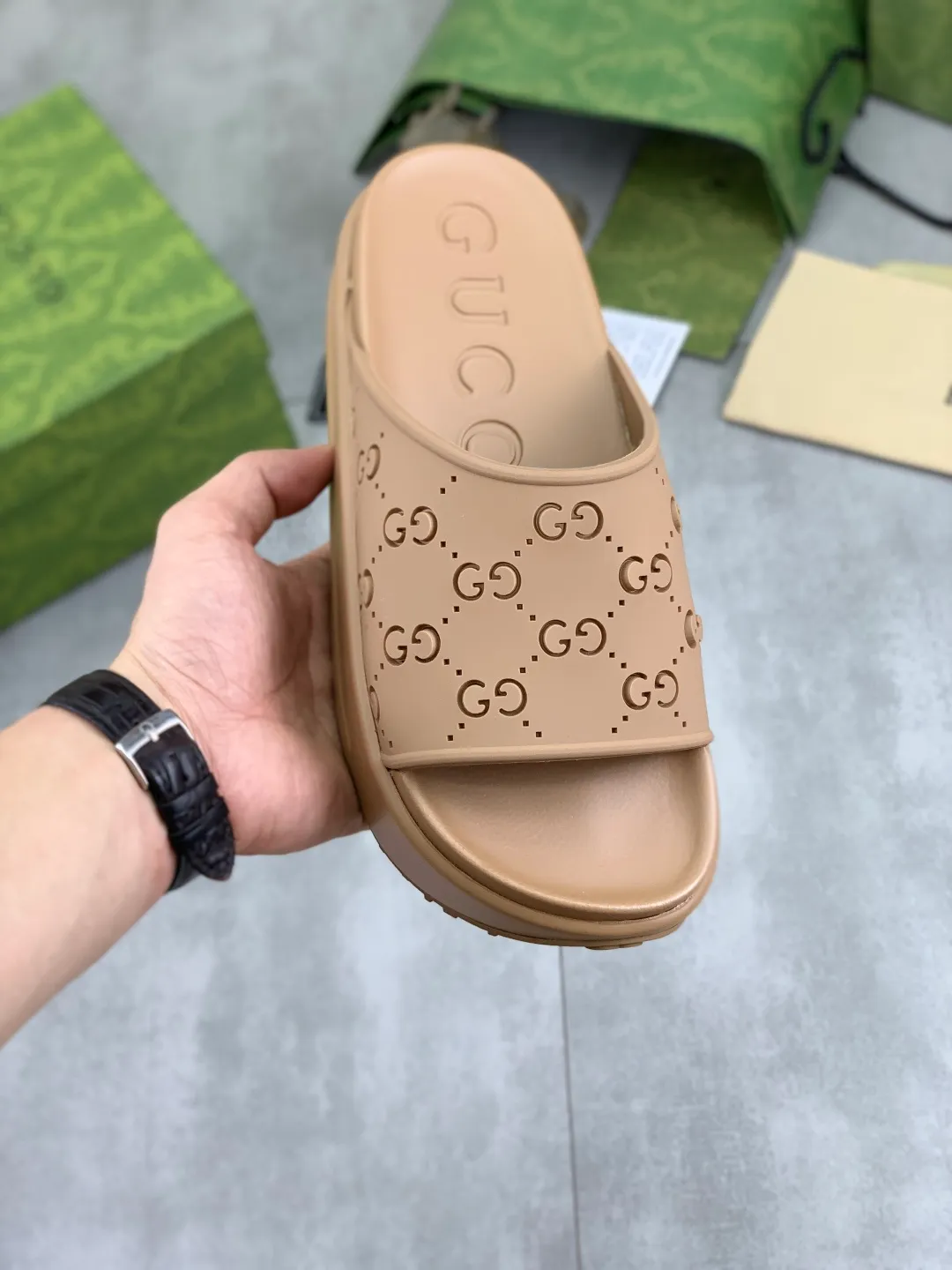 Men's Men's Shoes 💰P300💰[New Style] High Version 🎁🎁🎁 GUCCI New Year of the Snake casual slippers, original official website, perfect workmanship, transmitting a kind of noble luxury, sublimating its definition of luxury in Gucci's high-end extraordinary craftsmanship. Original Gucci double G combination outsole, code number: 35-46, complete package